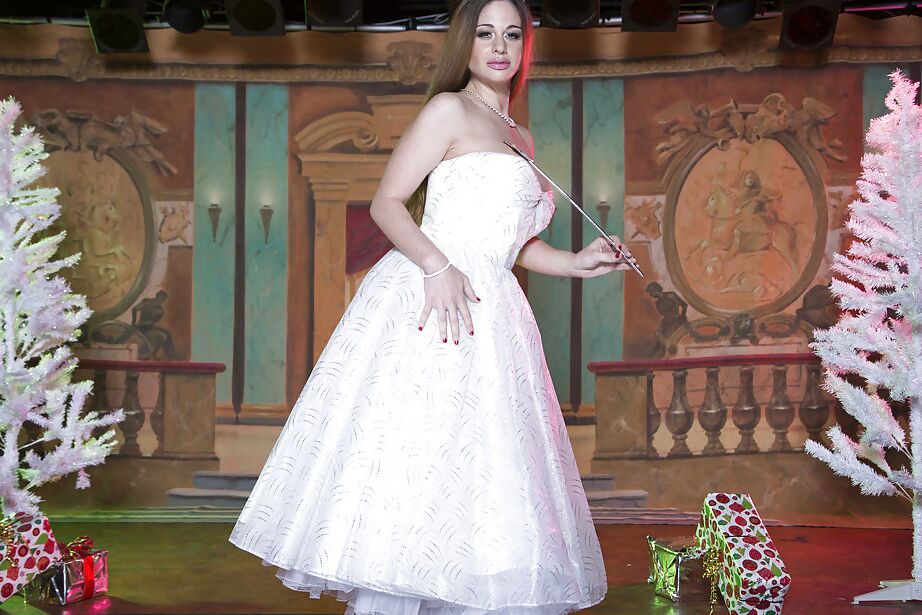 16P Tentadora safada em vestido de noiva descobrindo suas lindas curvas