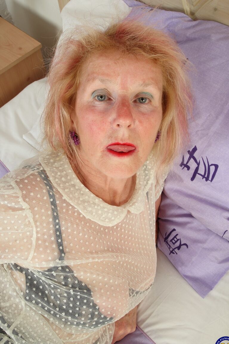 21P In Dessous gekleidete Oma mit saftigen Brüsten. Pearl spielt mit ihrer gepiercten Fotze