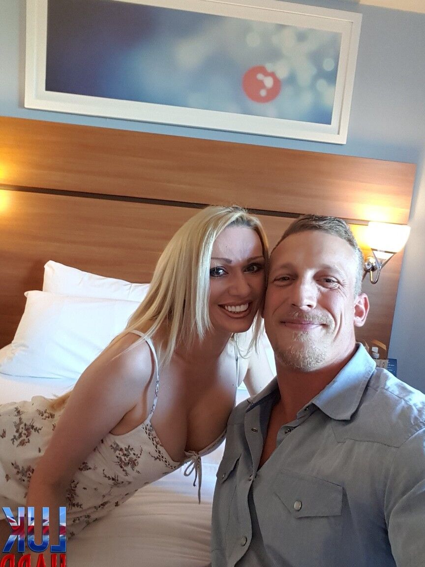 21P MILF rubia con buenas tetas Amber Jayne se mete los dedos después de desnudarse