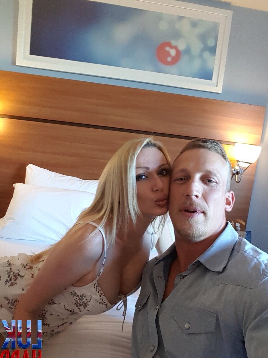 21P MILF rubia con buenas tetas Amber Jayne se mete los dedos después de desnudarse