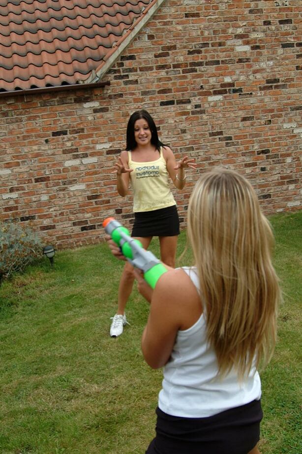 21P Lesbianas amateur Donna y Esther se besan y se lamen el coño al aire libre