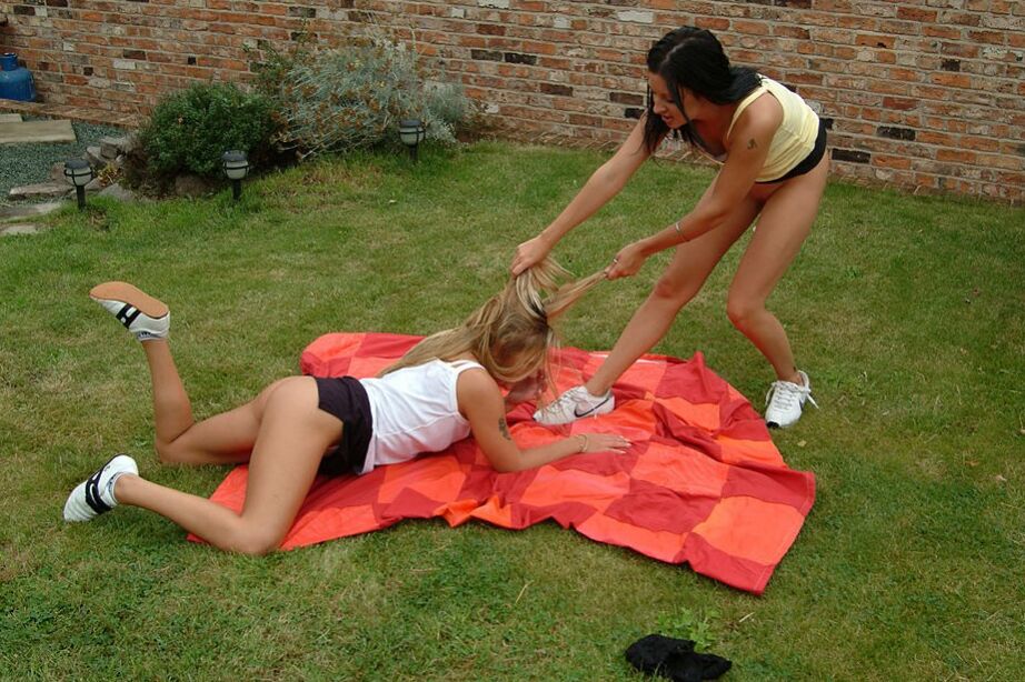 21P Lesbianas amateur Donna y Esther se besan y se lamen el coño al aire libre