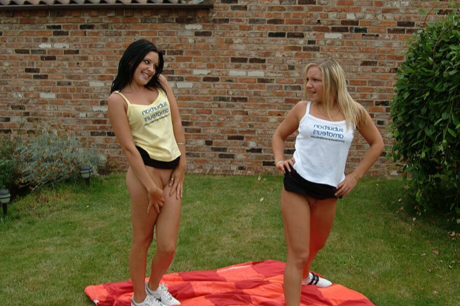 21P Lesbianas amateur Donna y Esther se besan y se lamen el coño al aire libre
