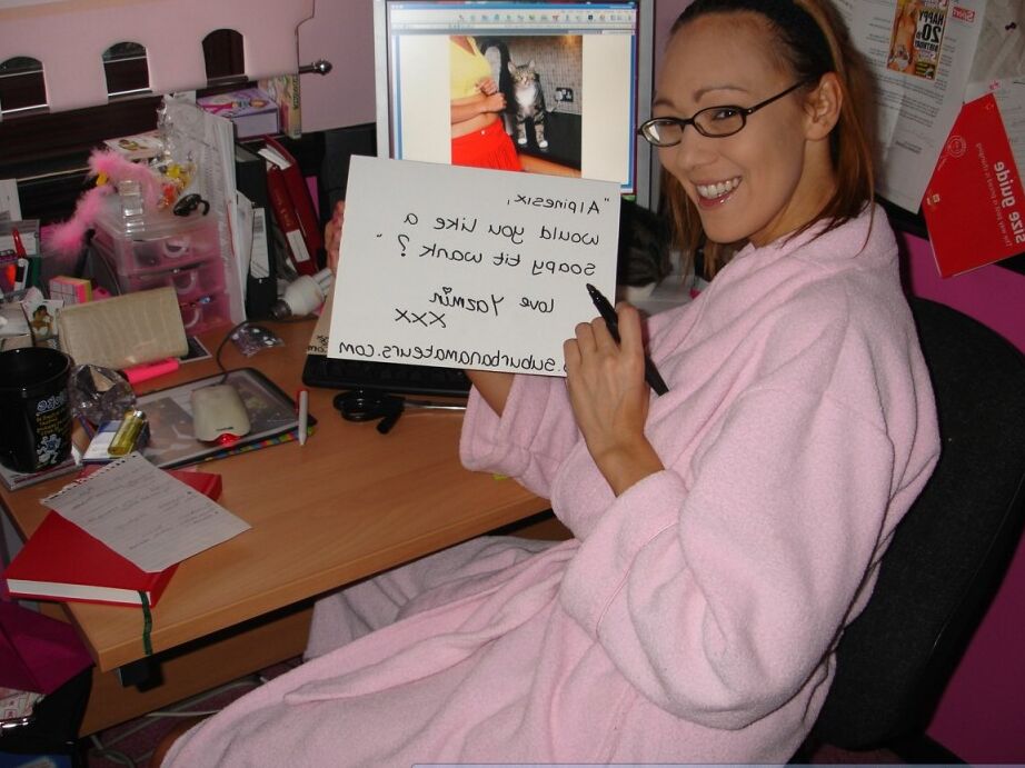 21P Des copines britanniques sexy deviennent coquines et nues dans une compilation amateur