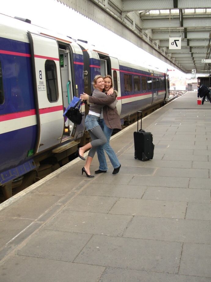 21P Des copines britanniques sexy deviennent coquines et nues dans une compilation amateur
