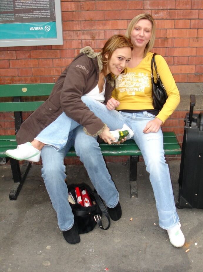 21P Des copines britanniques sexy deviennent coquines et nues dans une compilation amateur
