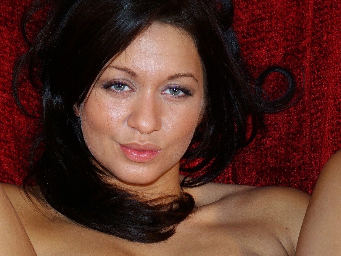 21P MILF británica con tetas naturales Renee Richards juega y se mete los dedos en la almeja