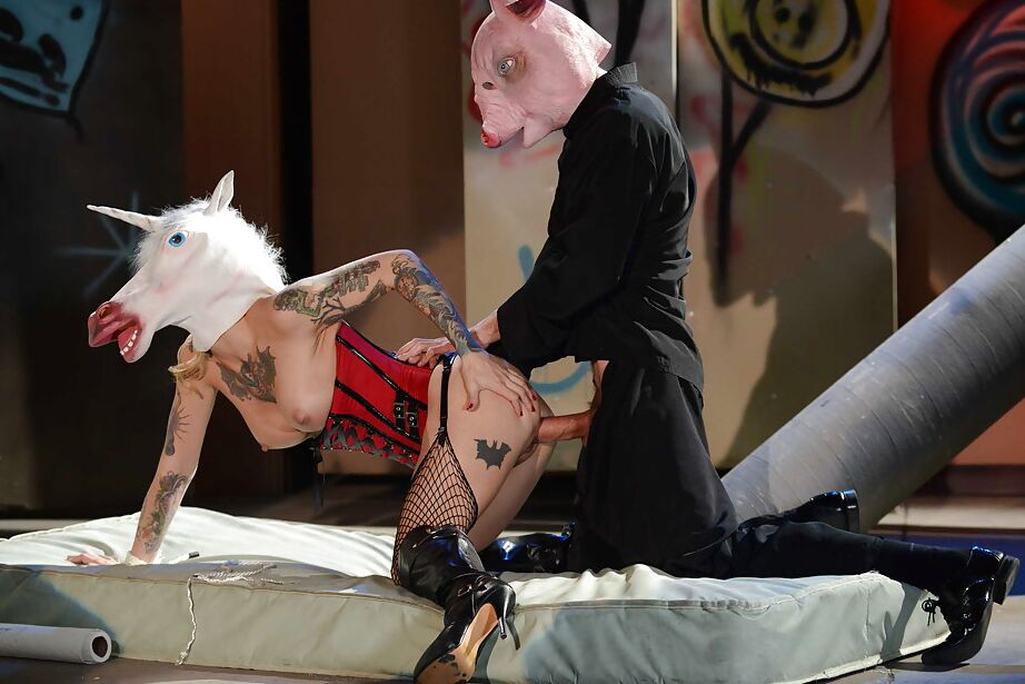 16P A estrela pornográfica tatuada Kleio Valentien se inclina para sexo excêntrico doggystyle