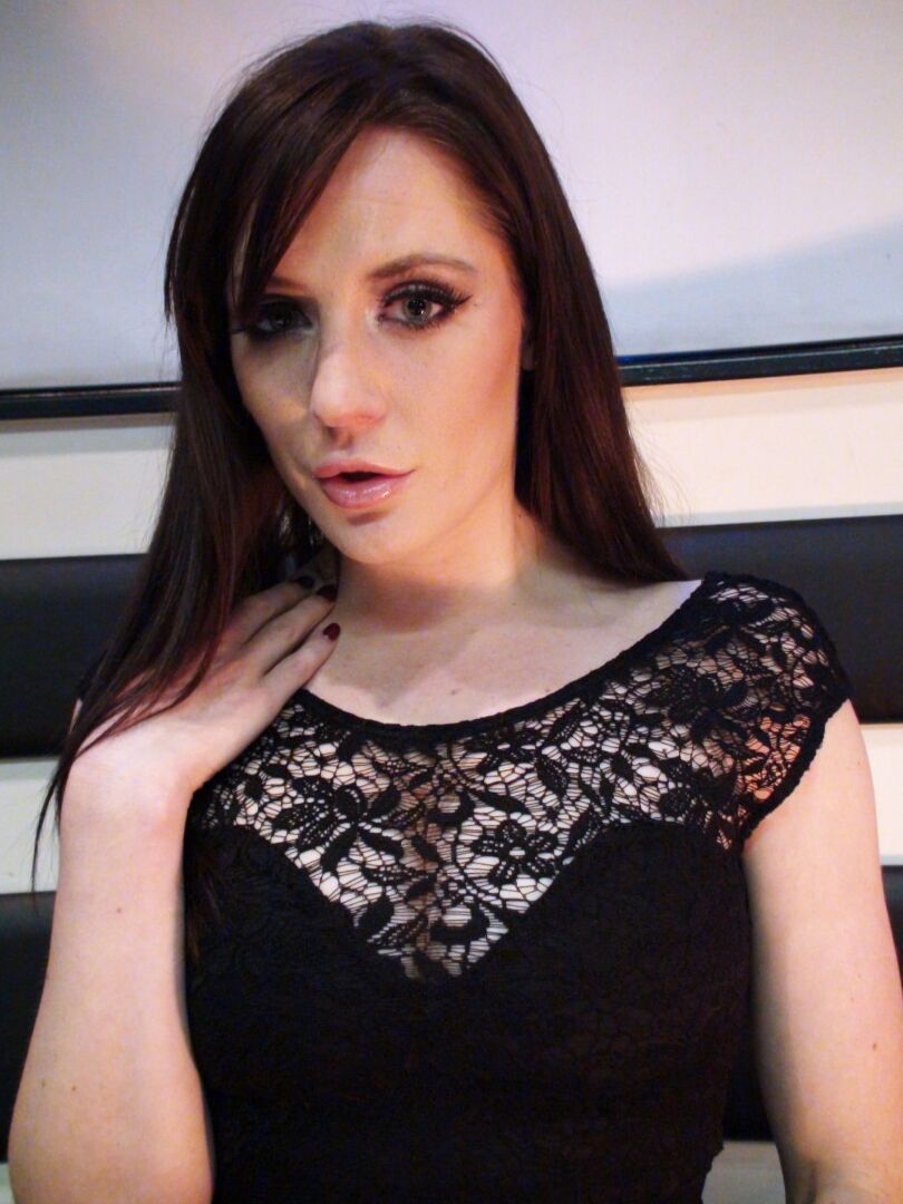16P Amateur-Euroschlampe Samantha Bentley in Shorts