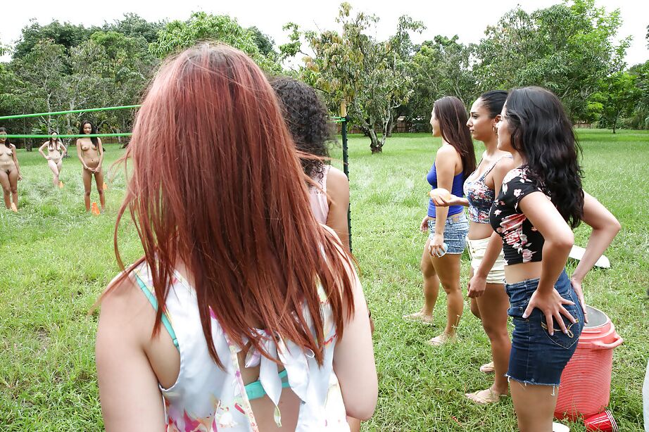 16P De jolies lesbiennes nues se tiennent nues et montrent leur corps en plein air
