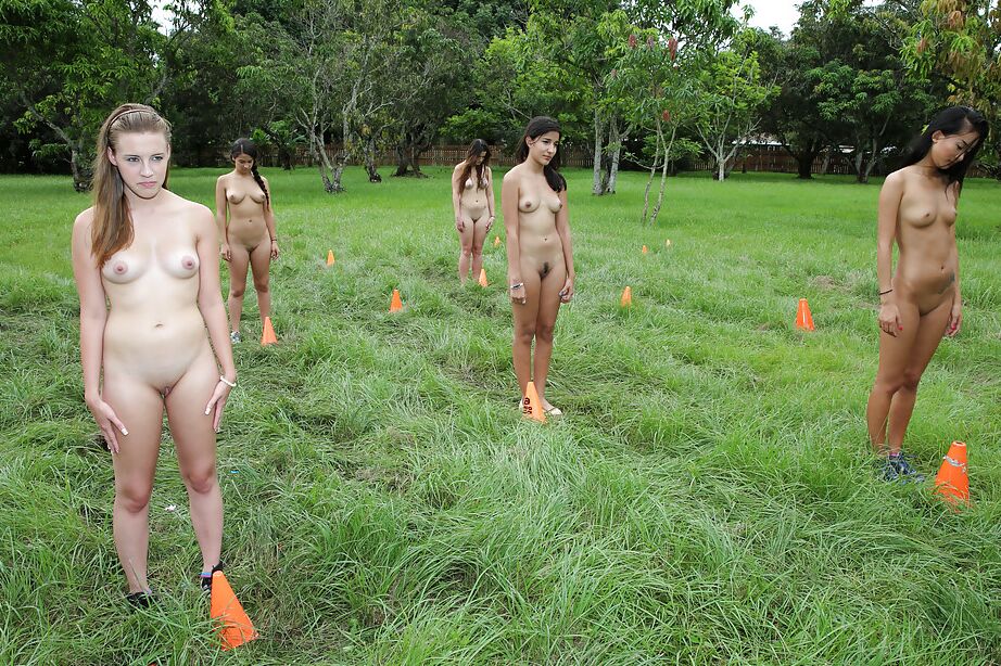 16P De jolies lesbiennes nues se tiennent nues et montrent leur corps en plein air