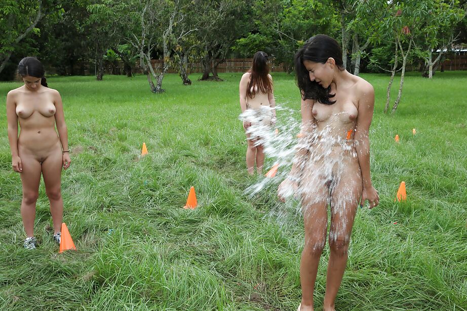 16P De jolies lesbiennes nues se tiennent nues et montrent leur corps en plein air