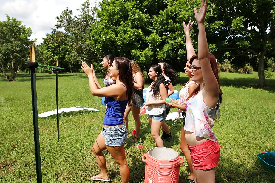 16P De jolies lesbiennes nues se tiennent nues et montrent leur corps en plein air