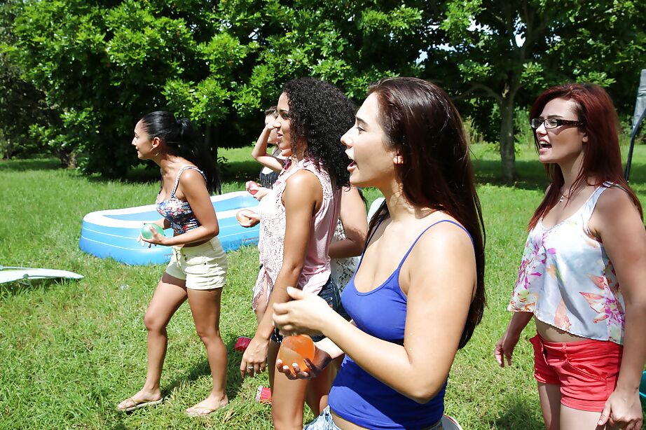 16P De jolies lesbiennes nues se tiennent nues et montrent leur corps en plein air