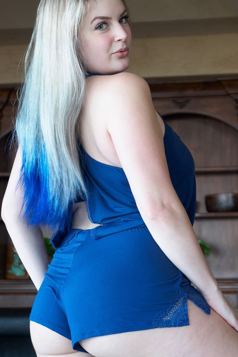 15P Modèle amateur expose ses gros fesses avant de monter une émission de webcam en direct