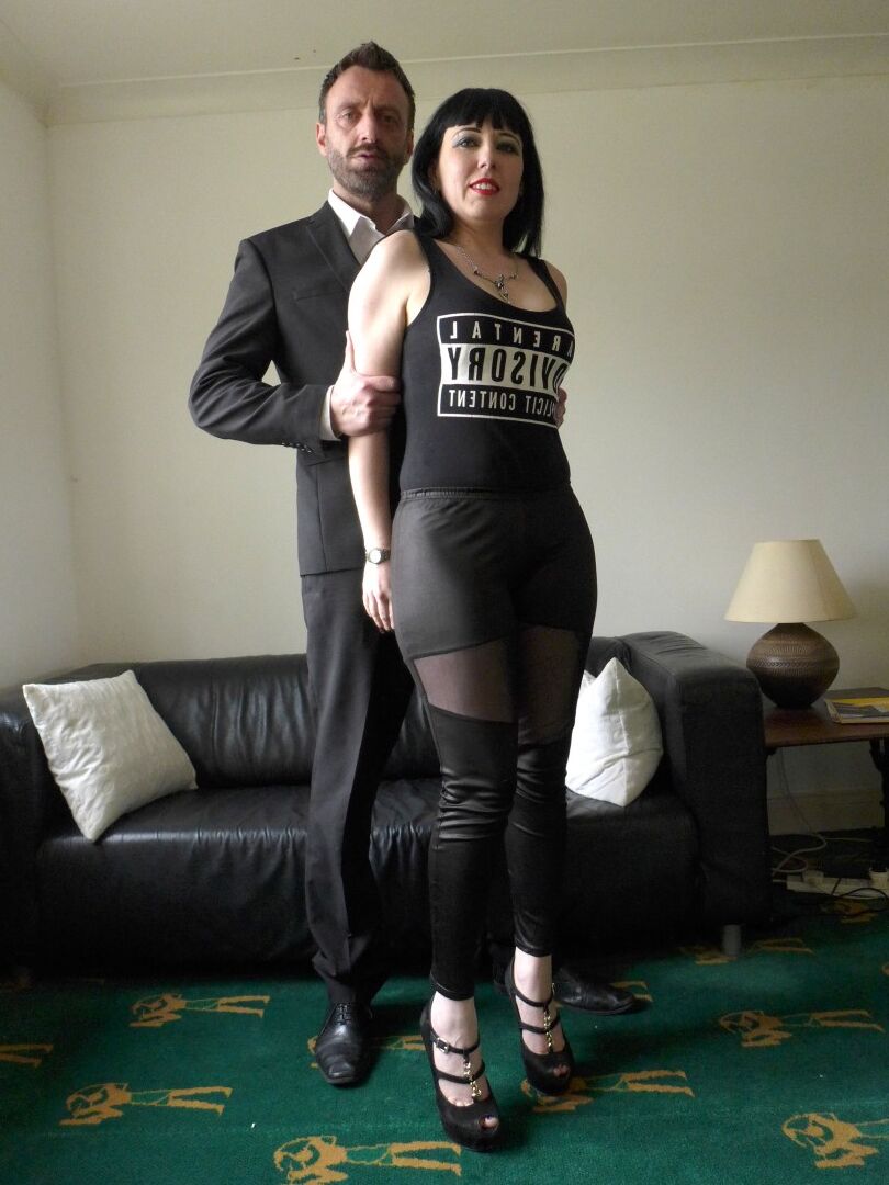 12P Dame gothique aux cheveux noirs, Sexy Cleo s'agenouille nue comme le ferait une bonne esclave sexuelle