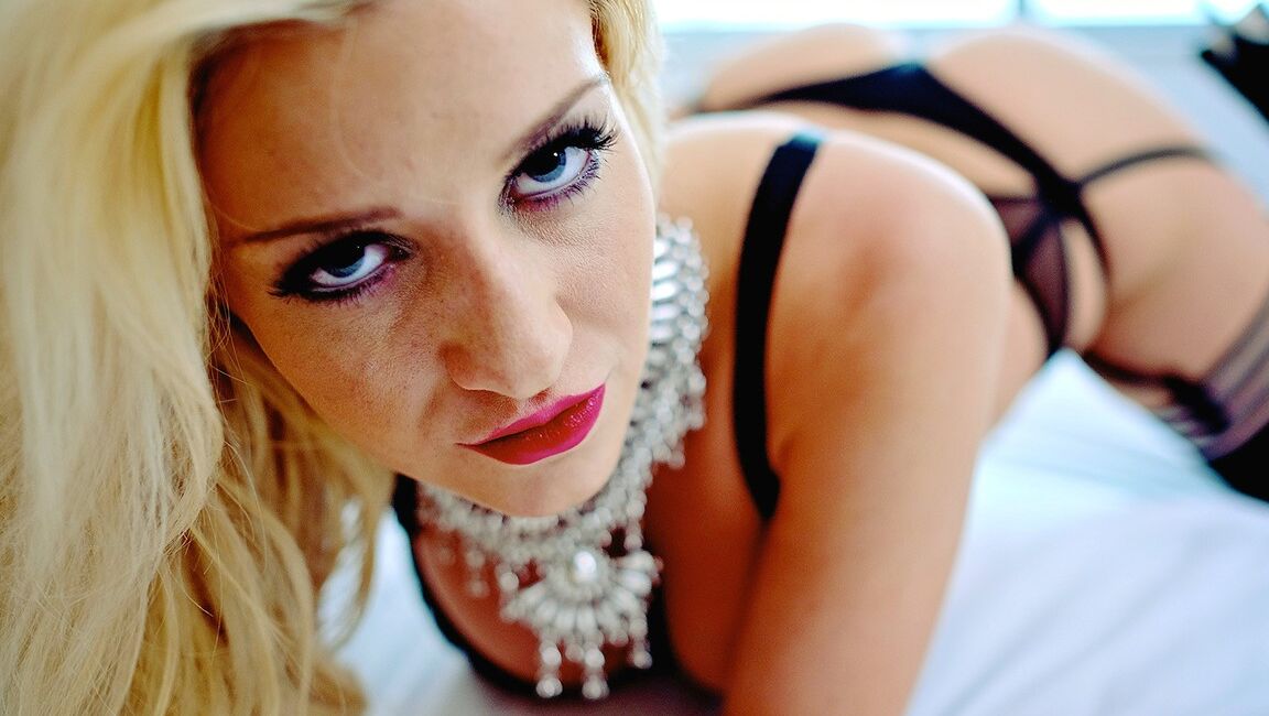 21P La MILF rubia Sienna Day descubre sus grandes tetas