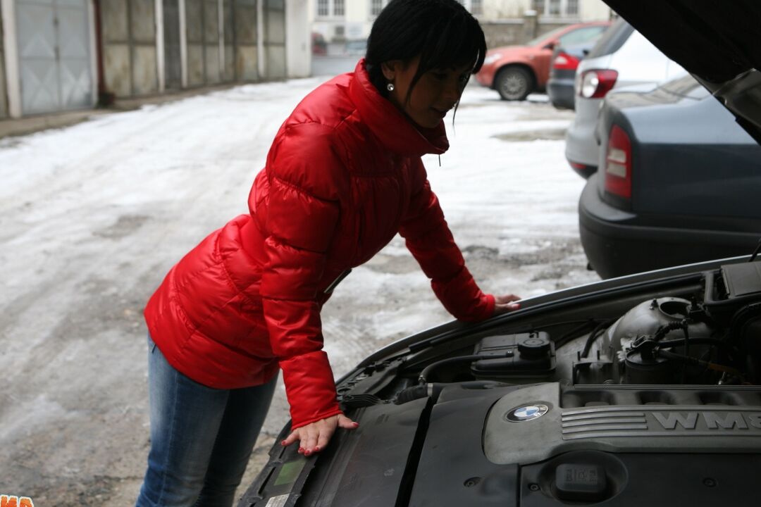 21P Kim, une adolescente ébène, se fait enculer par un vieil homme qui l'a aidée à faire démarrer sa voiture