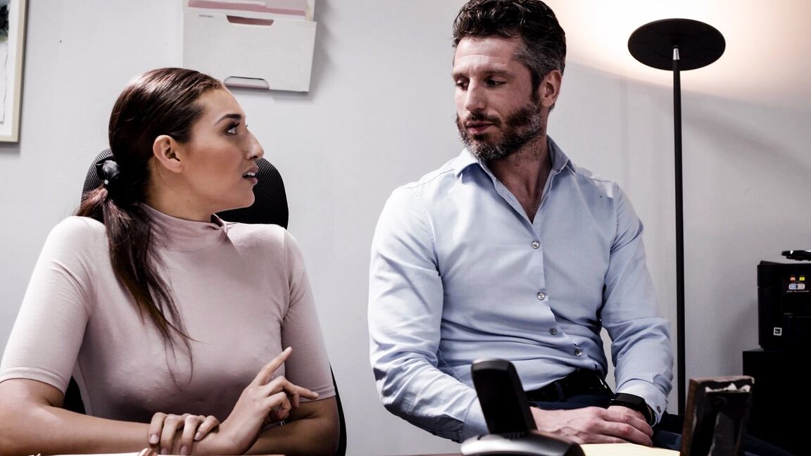 15P La joven secretaria Bella Rolland salva su trabajo teniendo sexo con su jefe