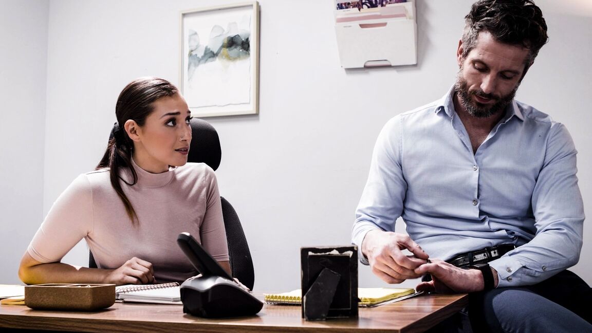 15P La joven secretaria Bella Rolland salva su trabajo teniendo sexo con su jefe