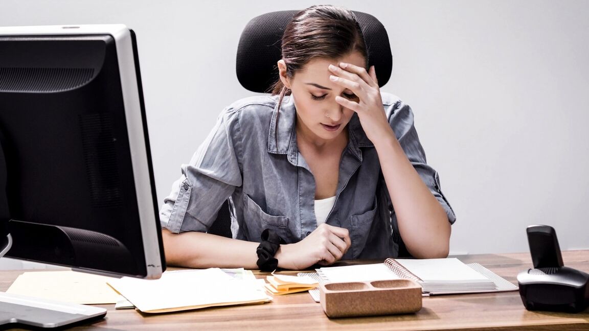15P La joven secretaria Bella Rolland salva su trabajo teniendo sexo con su jefe