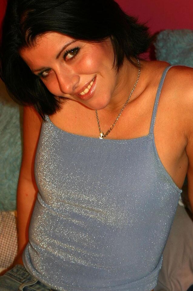 16P La nana amateur Brin découvre ses seins fermes avant de montrer sa chatte chauve