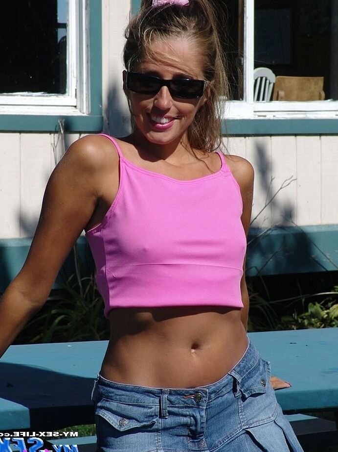 21P La nena de piernas largas Lori Anderson mostrando su coño bajo una falda al aire libre