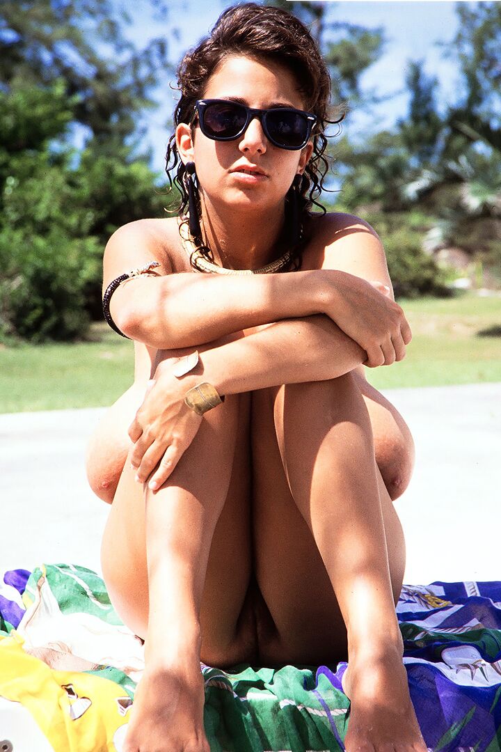 17P Wild Devon Daniels spielt am Strand mit ihren riesigen natürlichen Brüsten