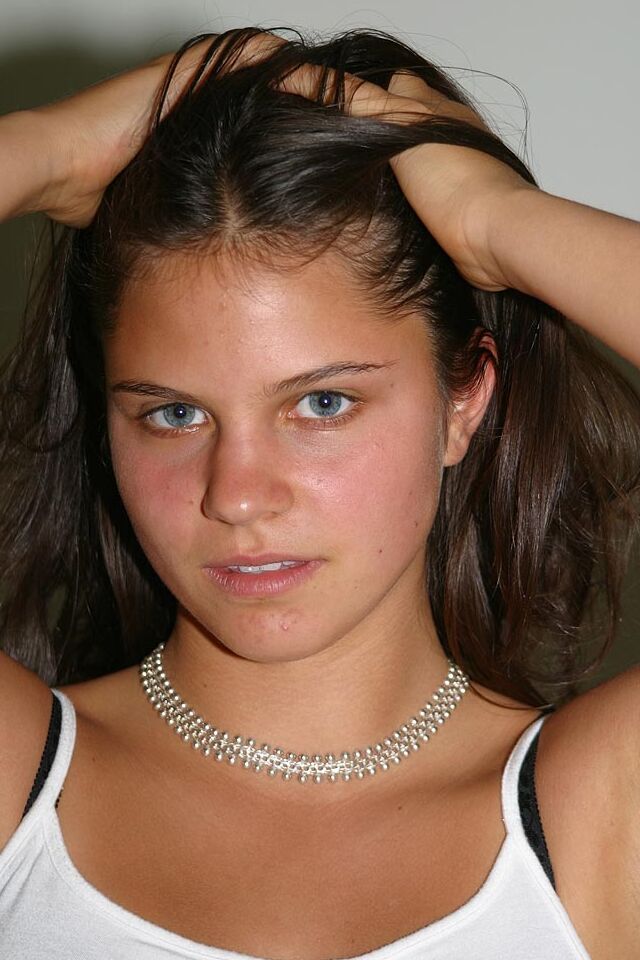 16P 初めてのジャスミンは、トリミングされた茂みを見せる前に服を脱ぎます