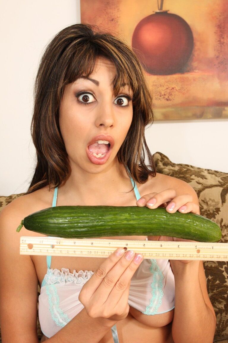 18P La magnífica belleza morena Sisi Sinz muestra sus habilidades para chupar pollas en la fruta