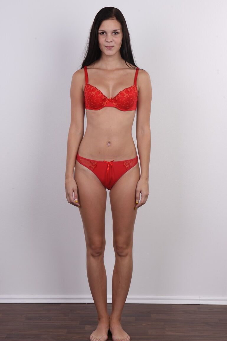 20P A garota alta Petra fica totalmente nua após tirar suas roupas e lingerie