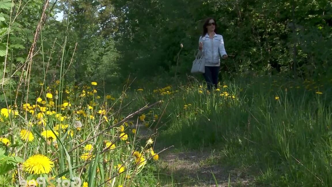 Die 15P-Kaukasierin Kristina zieht ihre Hose herunter, um auf einem ländlichen Weg zu pinkeln