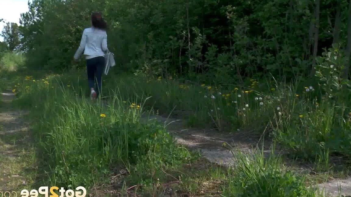 Die 15P-Kaukasierin Kristina zieht ihre Hose herunter, um auf einem ländlichen Weg zu pinkeln