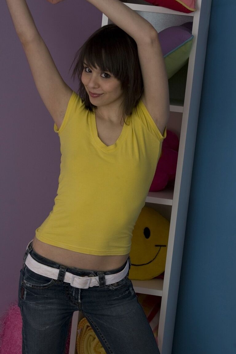 15P A adolescente amadora Ariel Rebel expõe o umbigo durante uma ação sem nudez