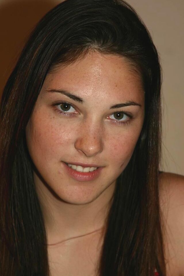 16P L'amatrice brune Mia montre sa chatte humide tout en retirant son bikini