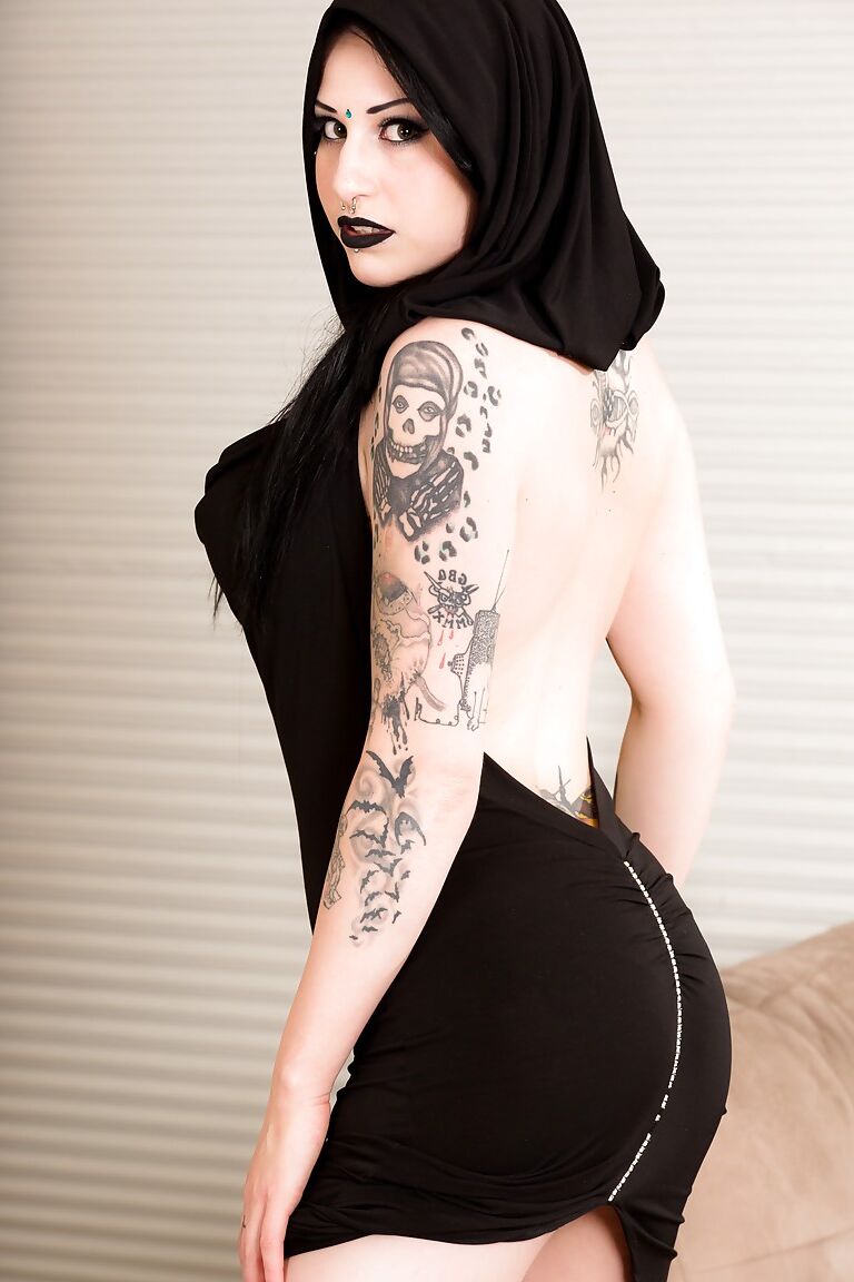 15P A morena tatuada e gótica Ophelia Rain posa nua para mostrar seus peitos grandes