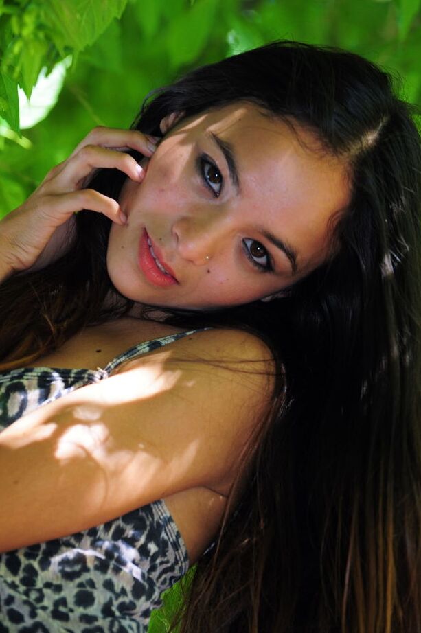 16P La guapa joven Fedra A resalta su culo caliente desnuda bajo un árbol