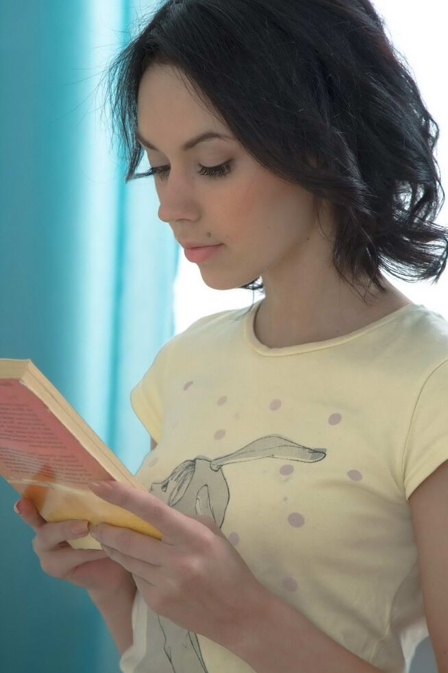 15P Sheri Vi, une adolescente aux cheveux noirs, lèche la bite de son petit ami après un rapport sexuel sur un futon