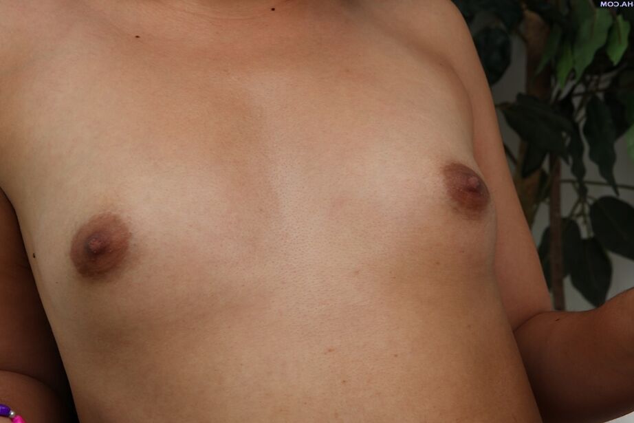 16P Latina amateur traviesa con un culo increíble desnudándose y metiéndose los dedos en la herida