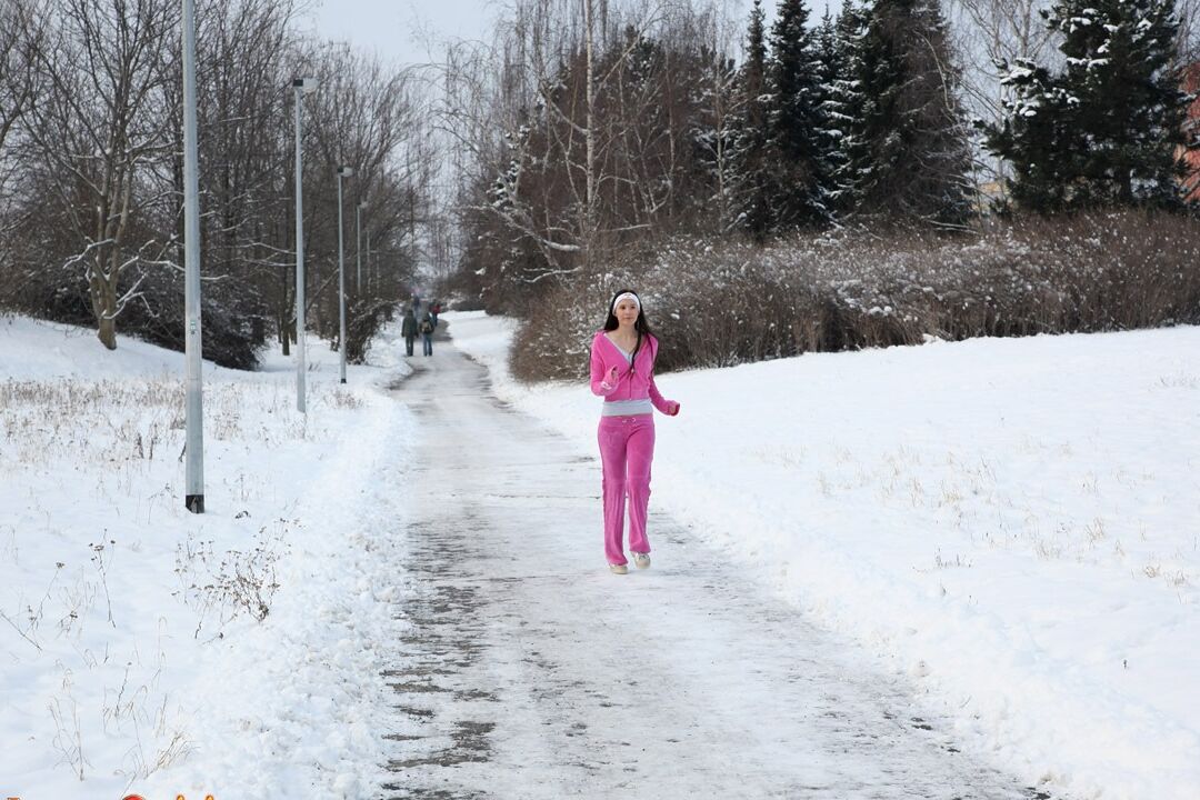 14P Jovem morena masturba sua buceta quase legal em um dia de neve