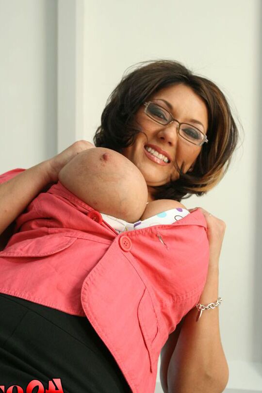 17P La MILF brune Claire Dames jongle avec ses heurtoirs et se penche