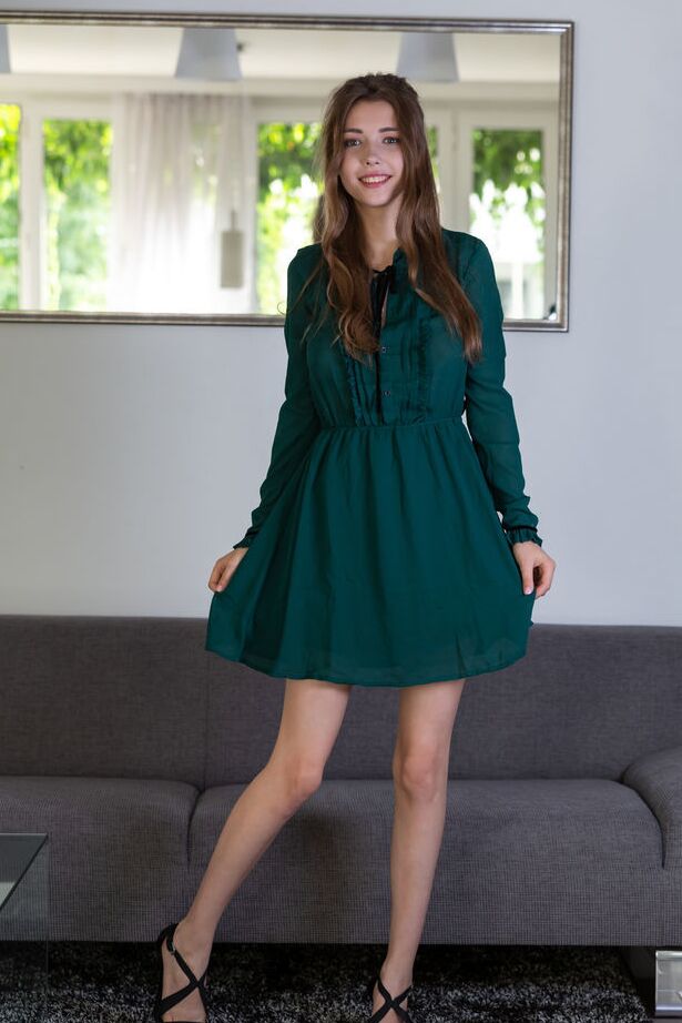 18P La belle teen Mila Azul découvre ses seins tout en se mettant complètement nue