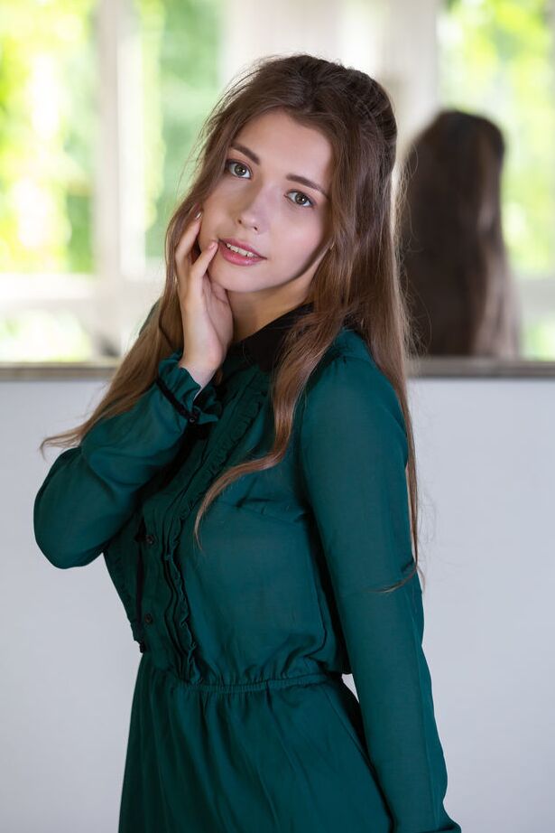 18P La belle teen Mila Azul découvre ses seins tout en se mettant complètement nue