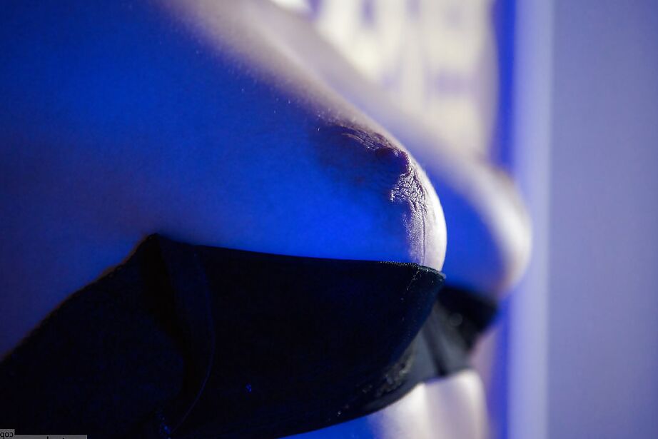 Antonia S, amatrice brune aux longues jambes, dévoile ses gros seins pour une séance photo de bébé.