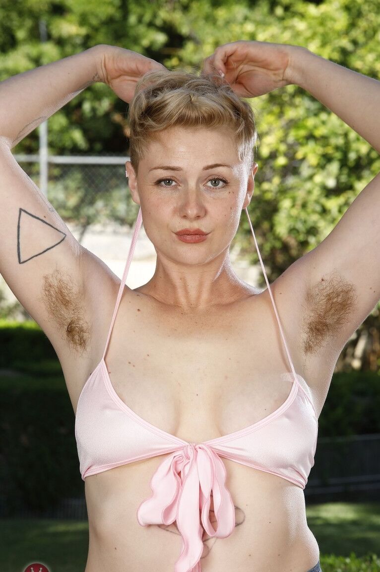 21P La sexy madura Dakota Rose muestra sus axilas peludas y su coñito peludo al aire libre