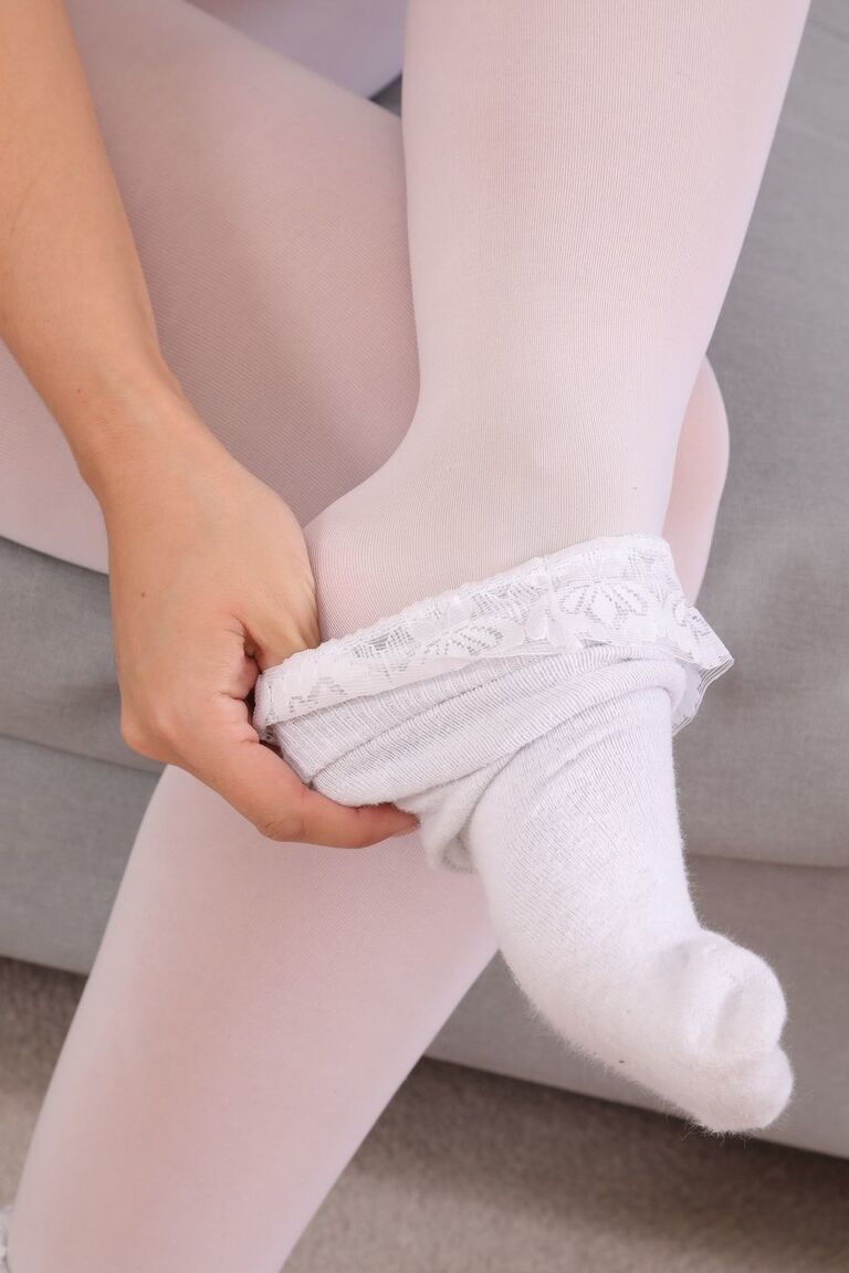 21P La linda británica Becky Bond revela sus jugosos pechos mientras posa en pantimedias