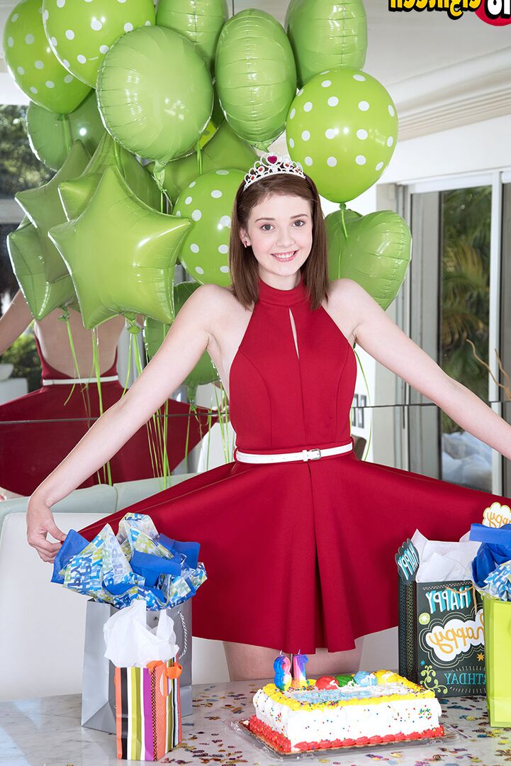16P A linda adolescente Blaire Ivory usa uma tiara enquanto fica nua aos 18 anos