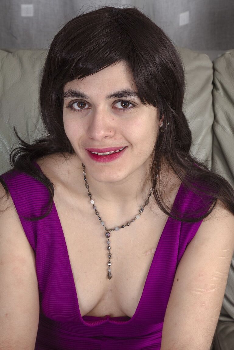 16P Hirsute amadora Lilly Scabette destaca seu arbusto completo enquanto está nua