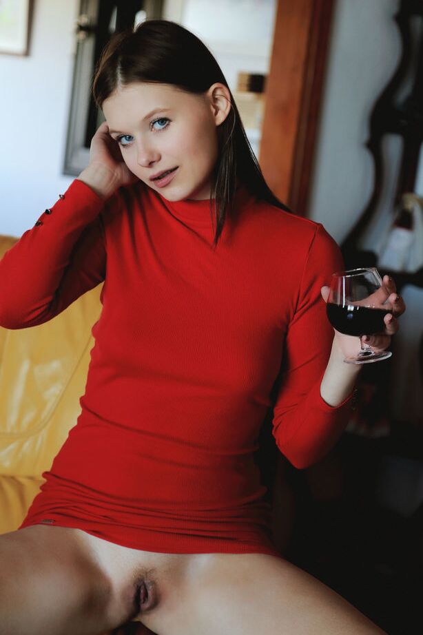 Der 18-jährige, wunderschöne Teenager Stasey entledigt sich eines kurzen roten Kleids für eine Nacktmodel-Session