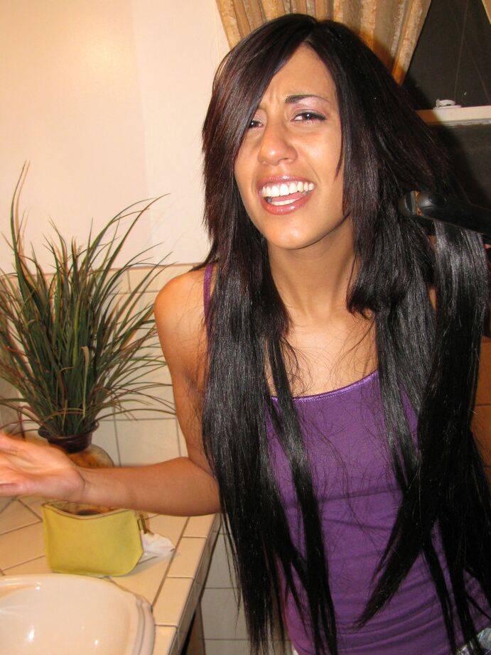 16P Latina girlfriend Lyla Storm paints her toes in nude at bf's request